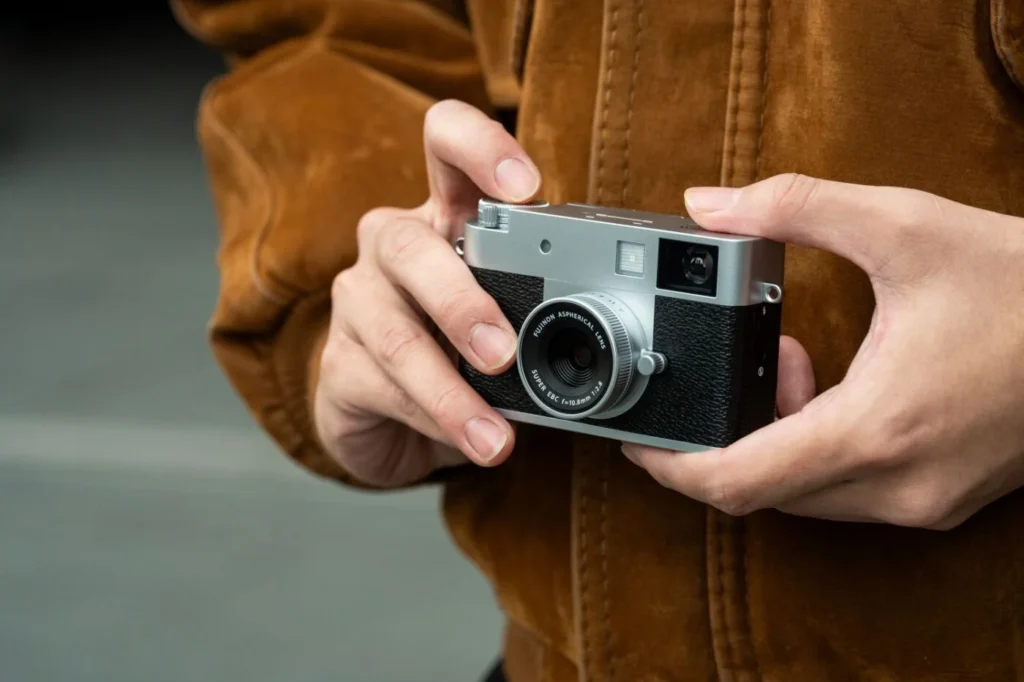 Fujifilm X Half: A Retro Digital Camera That Feels Like Film 6 Fujifilm X half Street